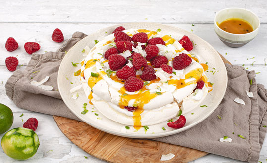 Pavlova มังสวิรัติกับครีมมะพร้าวและมะนาว